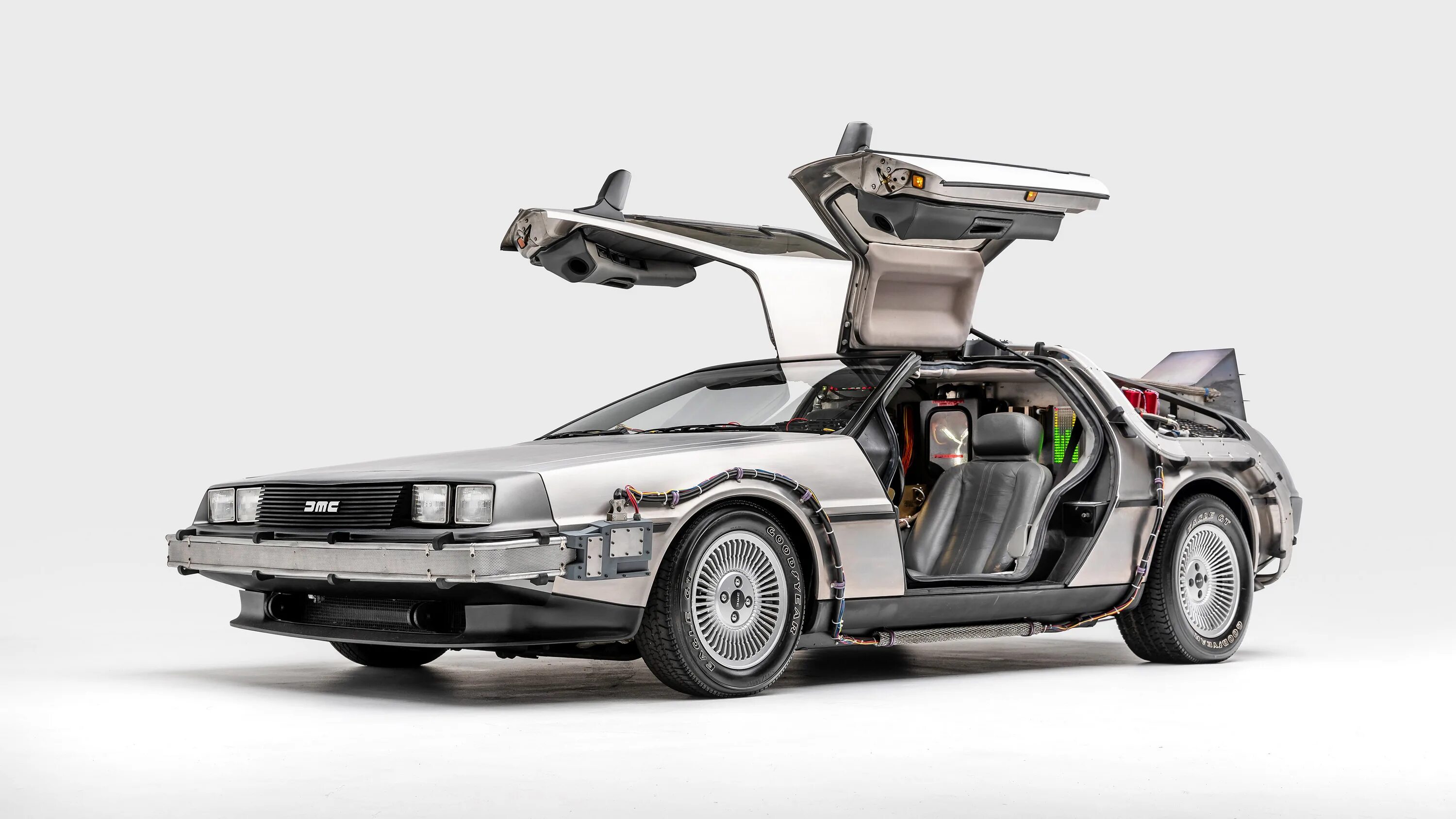 Delorean dmc-12 машина времени. Машина времени делориан демс 12. Delorean dmc-12. Делориан дмс 12 назад в будущее. Кадиллак делориан.