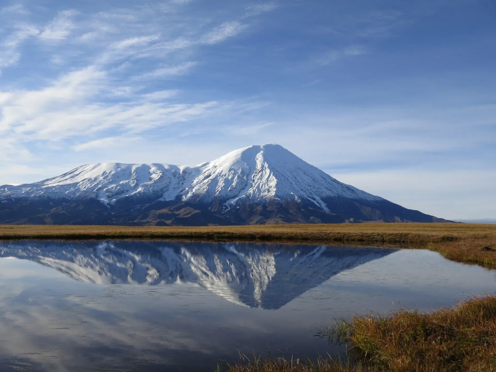 Камчатка какой край. Камчатка город петропавловск. Камчатка какой край. Петропавловск-камчатский. Авачинский вулкан.