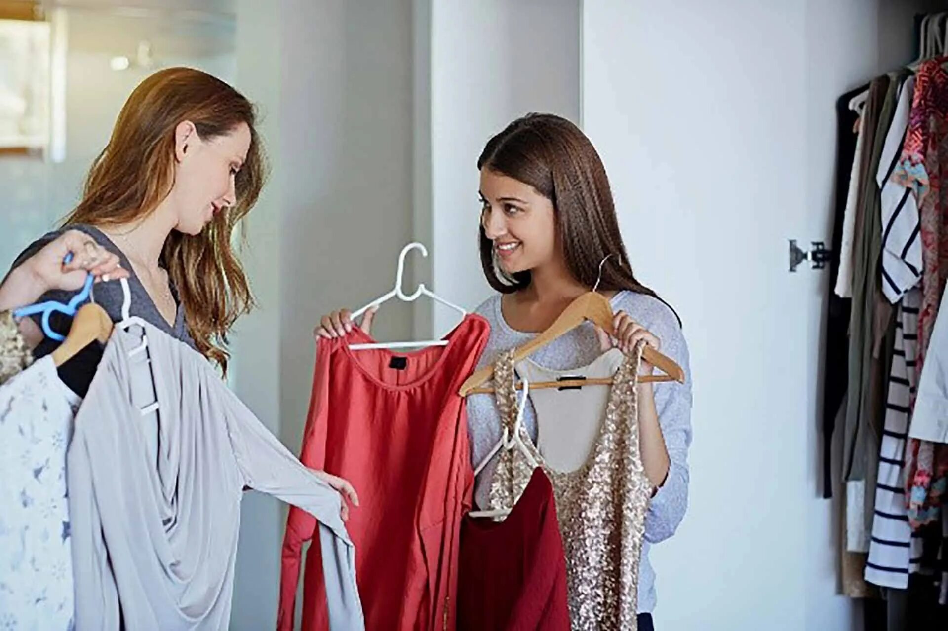 Dressing women video. Примеряет одежду. Что надеть на платье. Выбор одежды. Девушка в магазине одежды.