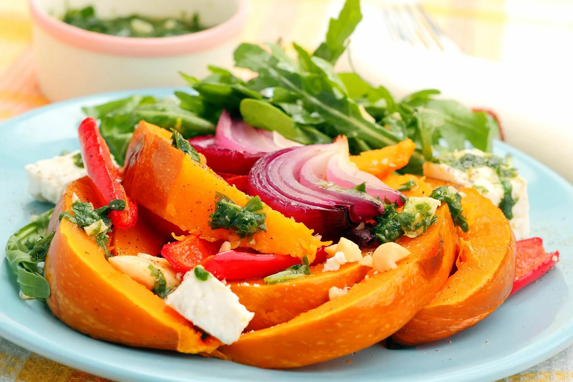 Тыквенный пирог с луком и сыром. Салат из сырой тыквы. Печеная тыква гарнир. Рецепты тыквы сыром. Рецепты тыквы сыром.