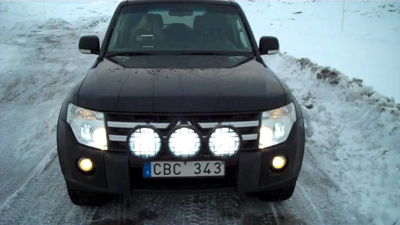 паджеро 4 свет. паджеро 4 свет. осетра светодиодная на паджеро. дополнительные фары на митсубиси паджеро 4. паджеро 4 свет.