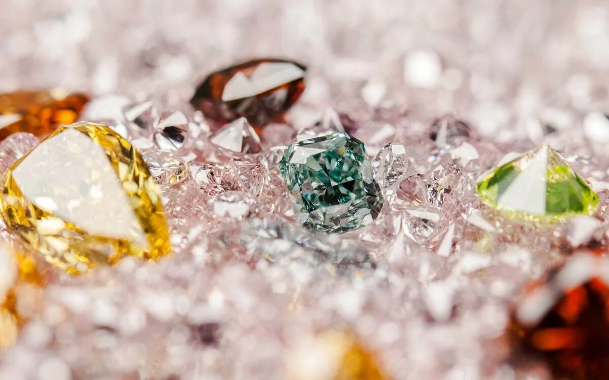 Красивые кристаллы. Драгоценный фон. Разноцветные кристаллы. Фон драгоценные камни. Россыпь бриллиантов.