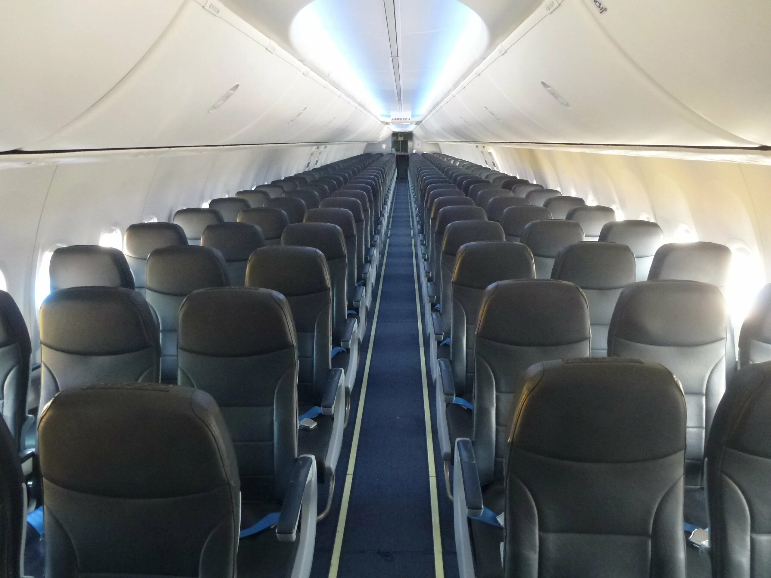Места авиакомпании победа. Boeing 737-800 салон. самолёт boeing 737-800 салон. боинг 737-800 победа салон. боинг 737 победа салон.