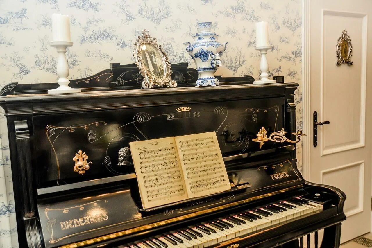 Старинное название фортепиано. Пианино Беккер 19 век с канделябрами. Пианино Кельман 19 век. C Bechstein пианино Антиквар. Пианино братья Дидерихс.