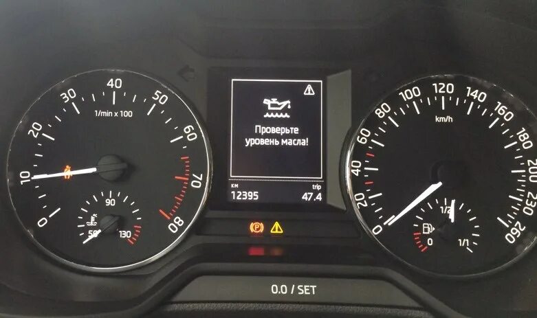 Индикатор лампочка давления масла в двигателе. Индикатор давления масла лада гранта. Знак треугольник в пежо 308. Лампа давления масла пежо 308. После замены масла загорелось давление масла.