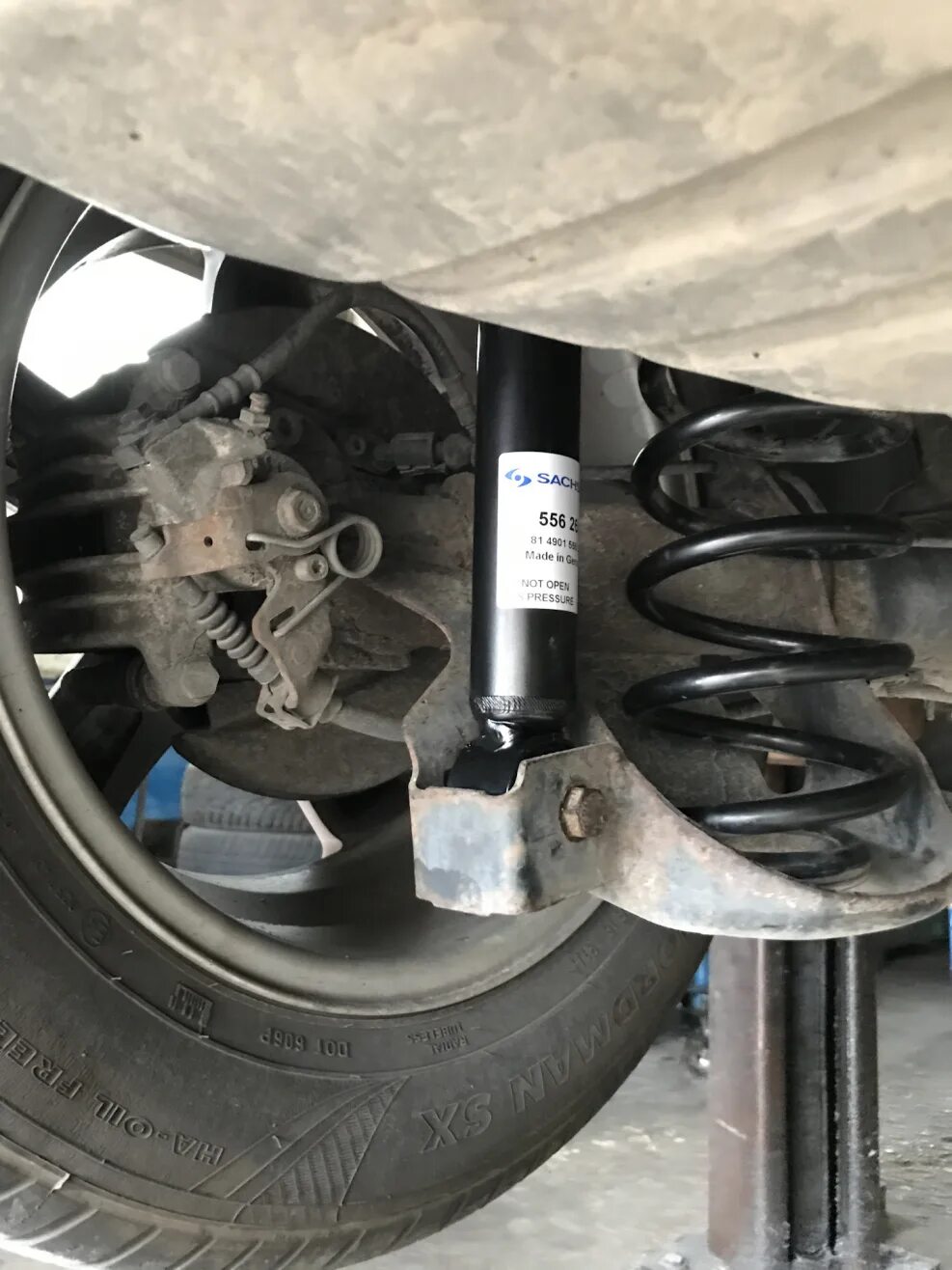 Задние амортизаторы шкода октавия а5 1. Амортизатор передний шкода октавия а7. Шкода а5 амортизатор задний. Задний амортизатор октавия а5. Отбойник заднего амортизатора шкода октавия а5.