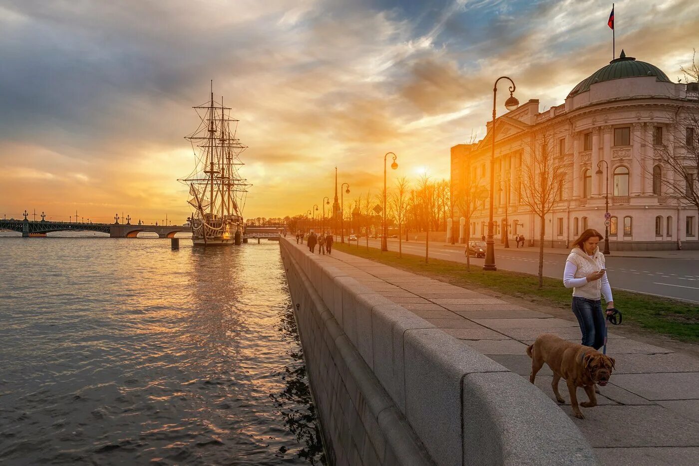 Набережная Невы в Санкт-Петербурге. Петровская набережная Санкт-Петербург.