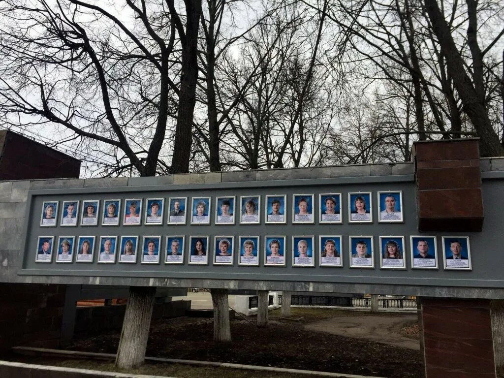 доска почета уличная. доска почета в кирове. доска почета киров. стеклянная доска почета. площадь ленина липецк доска почета.