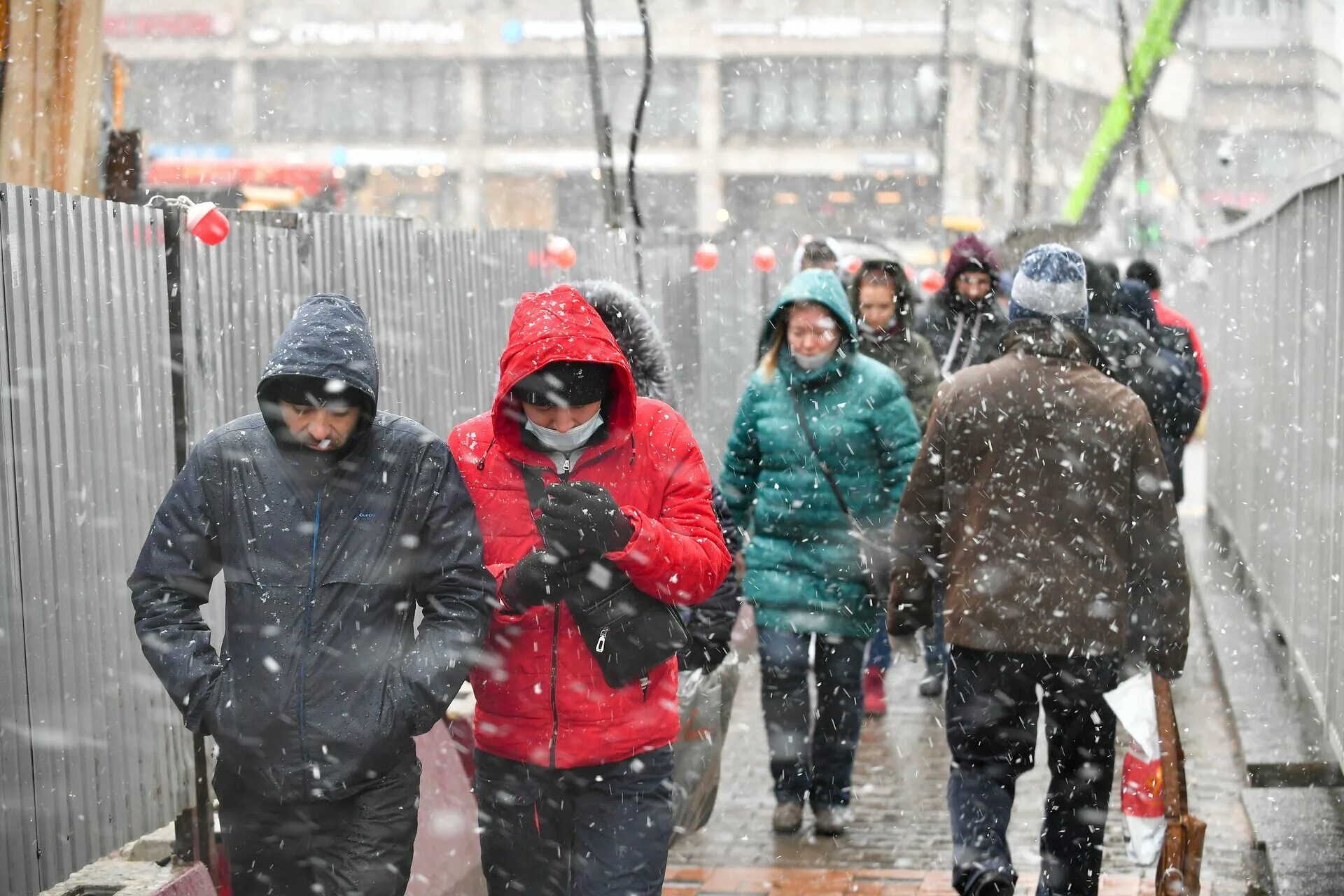 Небольшой снег. Снегопад в Москве. Метель в Москве сейчас. Снежная буря в Москве.