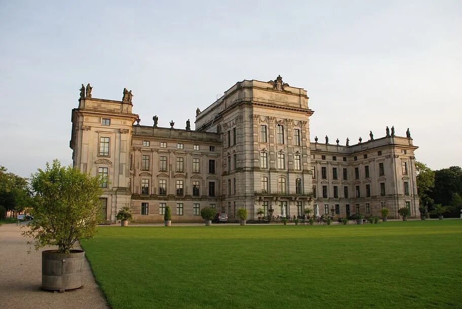 Дворец шато де мезон стиль. Замки дворцы королевы келиз. Усадьба франция шато. Старый дворец. Старый дворец.