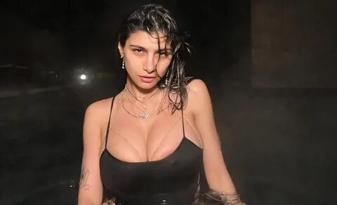 Mia Khalifa dejó poco a la imaginación con candente vestido transparente.