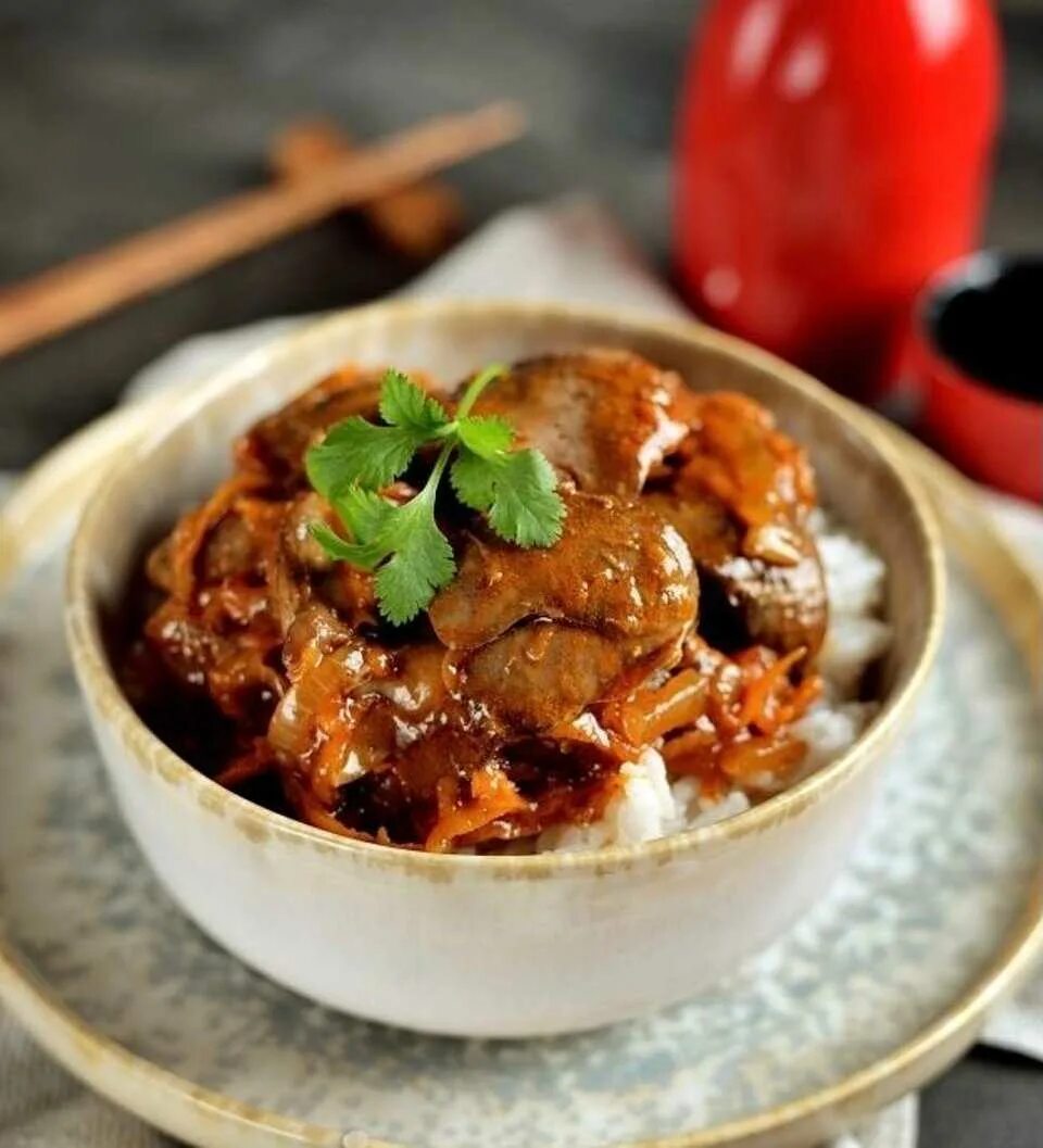 Как вкусно приготовить печень куриную с подливкой. Куриная печень с подливкой. печёнка куриная с подливкой. печенка с подливкой. печенка тушеная с подливкой.