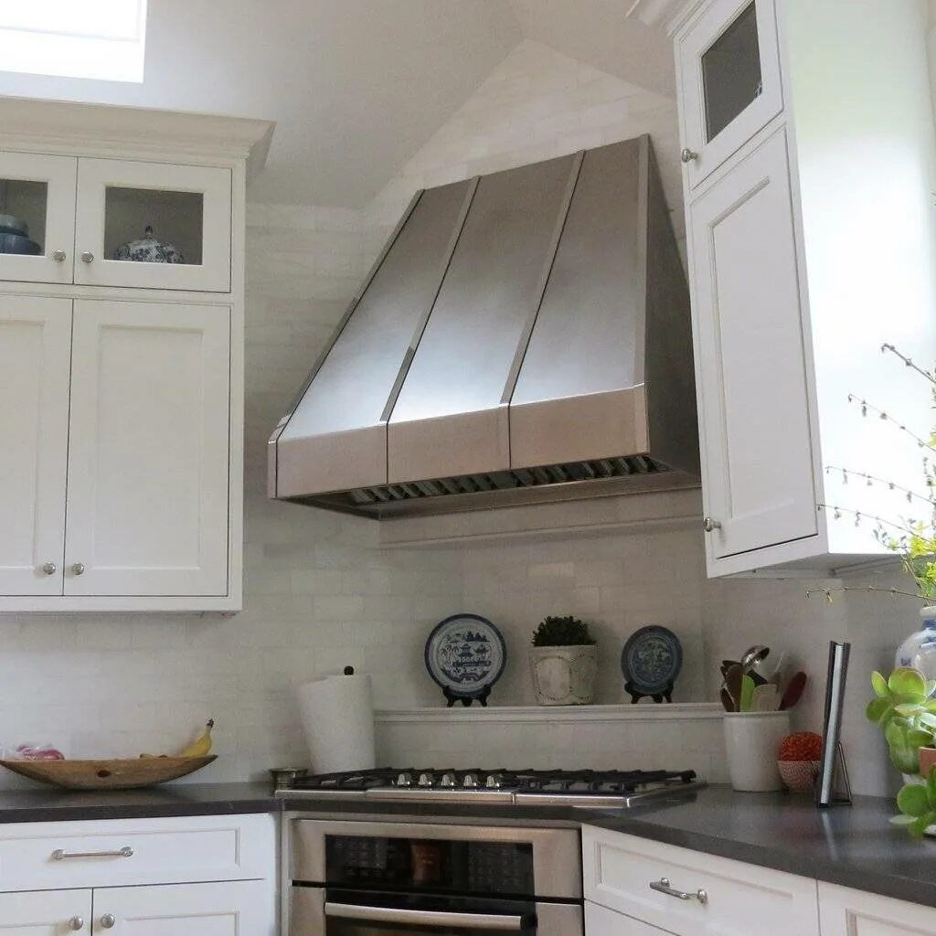 Вытяжка над кухонной плитой. Кухонная вытяжка Kitchen Hood. Вытяжки кухонные/range Hood Ah-t608ss. Кухни с вытяжками над плитой. Вытяжной шкаф над плитой.