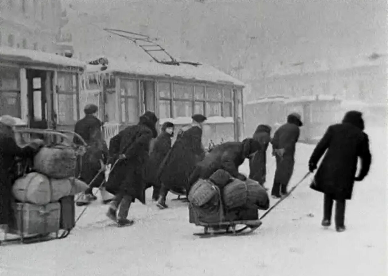 Блокадный ленинград кадры хроники. Кадры блокадного ленинграда кинохроника. Зимнее утро фильм 1966. Ленинградская блокада 1941. Блокада ленинграда 1942 год.