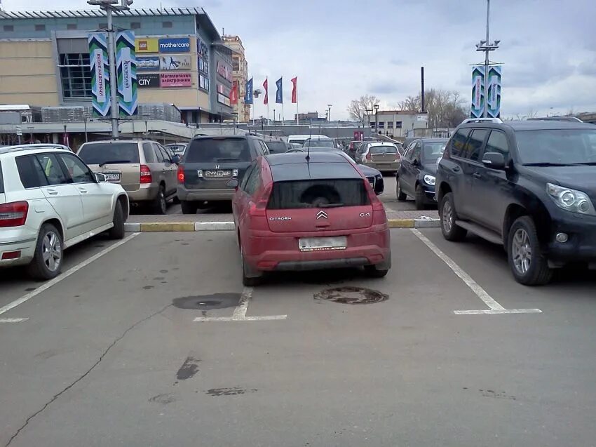 Два свободных места. Паркуется на два места. Криво припаркованные автомобили. Припарковался на два места. Парковка на два места.
