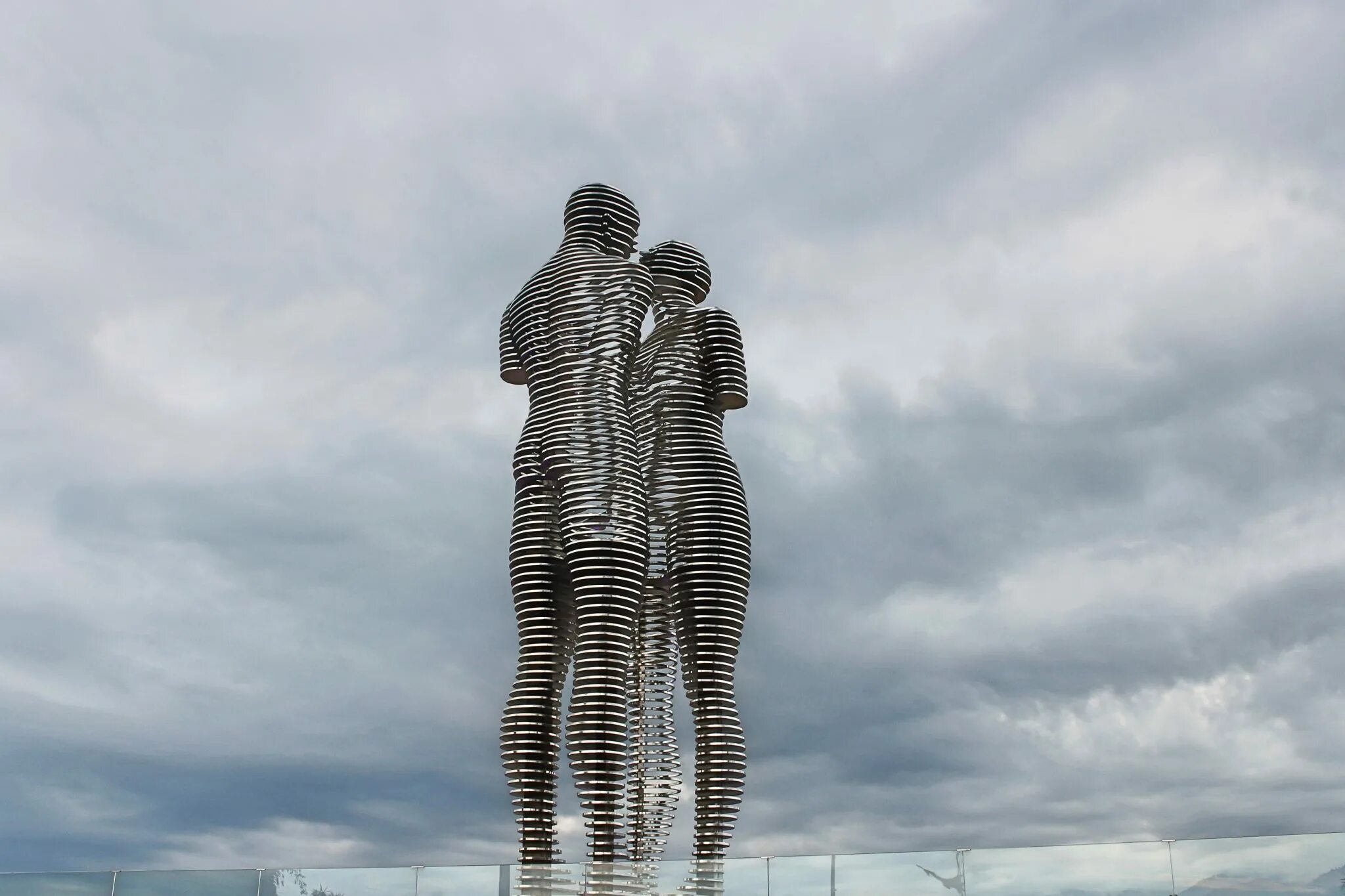 Ali ve. Али и нино грузия. Памятник али и нино в батуми. Ali ve. Ali ve.