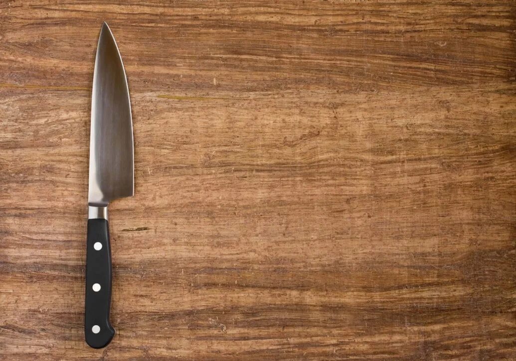 Оставляет нож на столе. Нож на столе. Кухонный нож на столе. Ножик на столе. Кухонный нож лежит.
