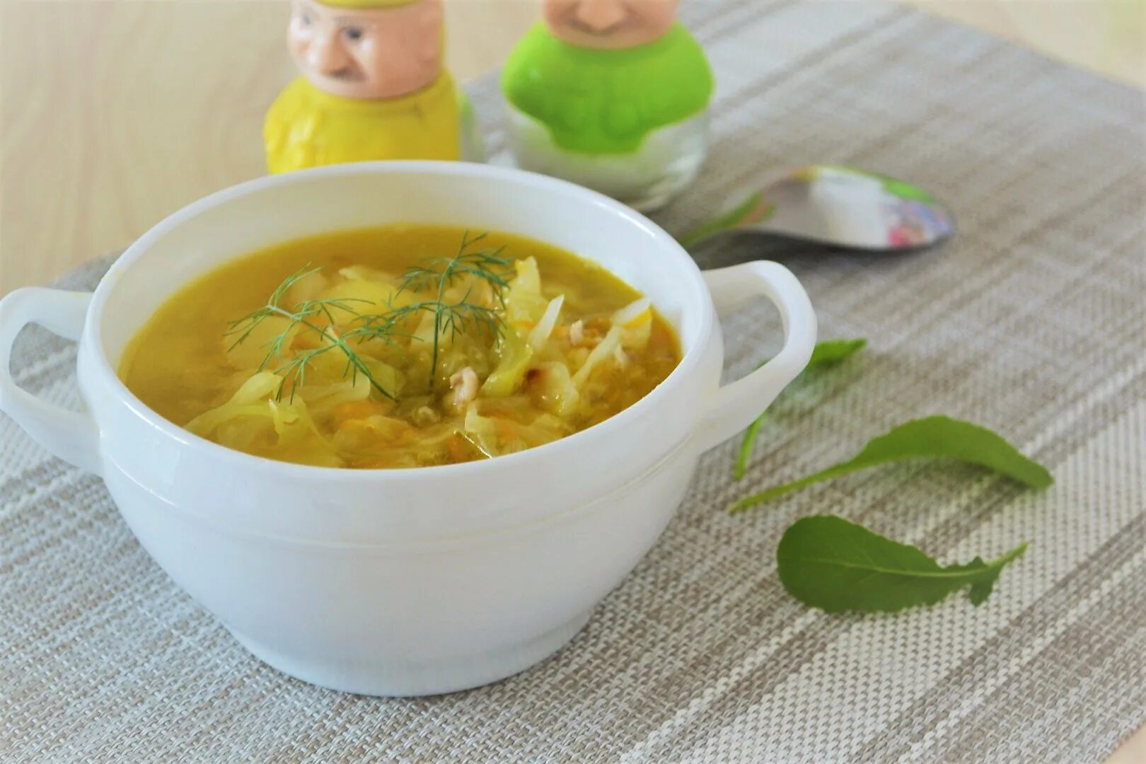 Суп щи с капустой из курицы. Щи. щи из свежей капусты. щи из свежей капусты с картофелем. суп с капустой.