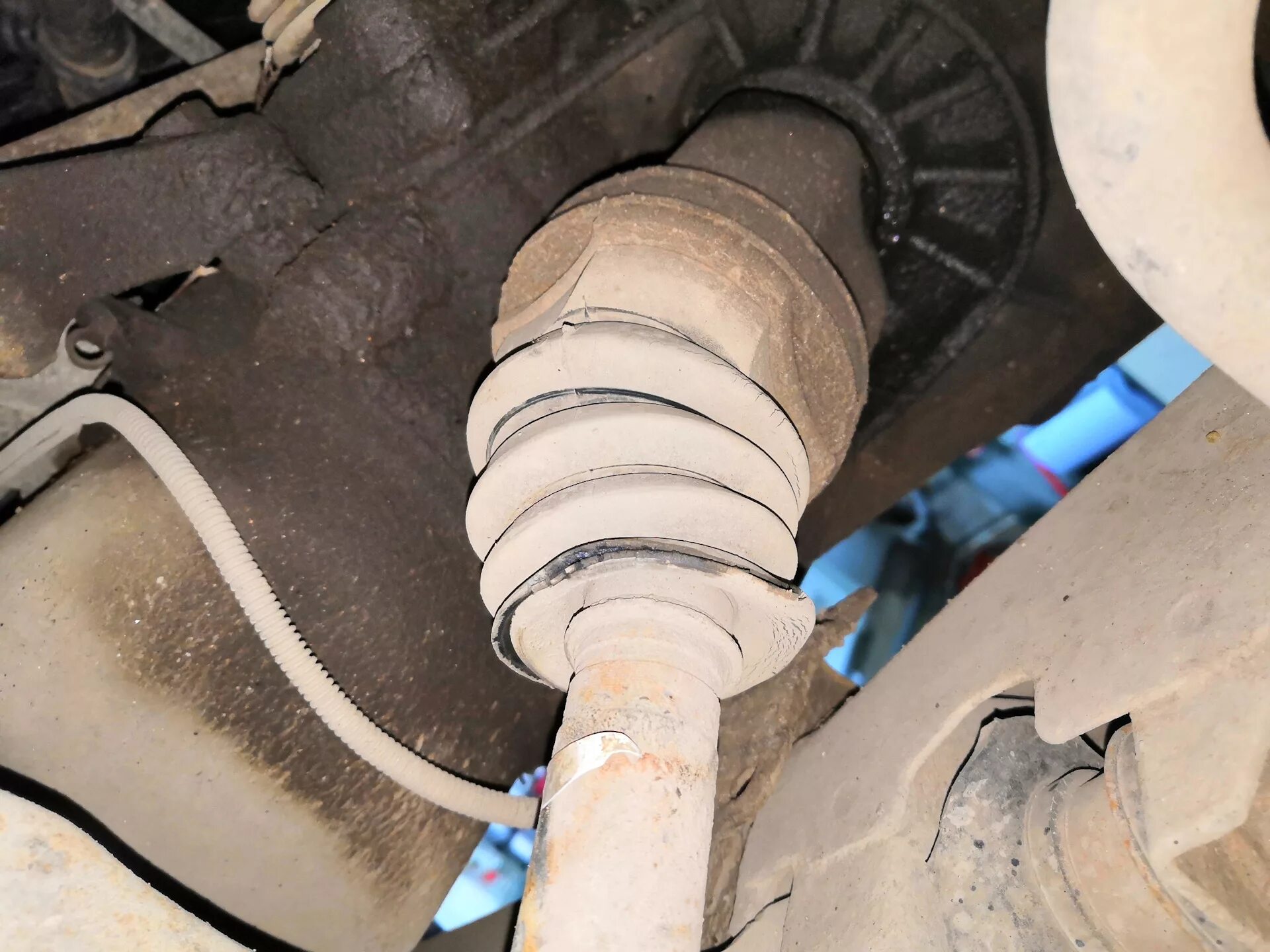 Как поменять левый внутренний. Как поменять левый внутренний. Привод левого внутреннего шруса рено логан. Ниссан альмера g15 пыльник сальник. Пыльник гранаты на рено меган 2 2004 года.