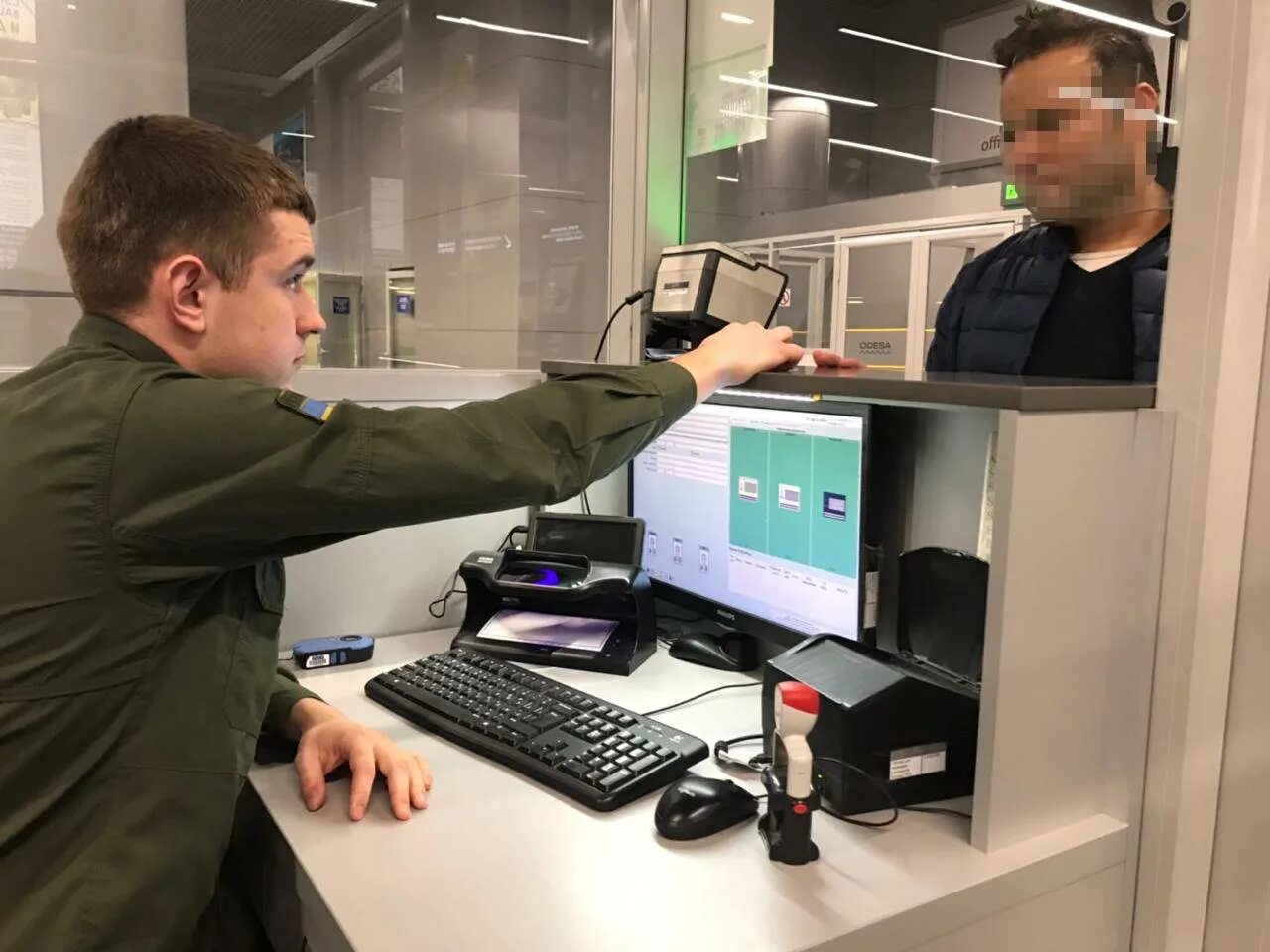 Пограничный контроль международный аэропорт шереметьево. Паспортный контроль. пограничный контроль. паспортный контроль на границе. пограничники в аэропорту.