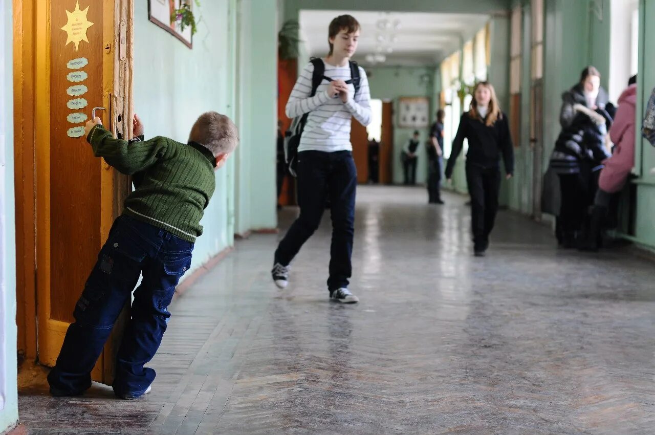 Школьники в коридоре. Школьники на перемене. Школьники в коридоре школы. Школьный коридор с детьми. Ученики сбежали