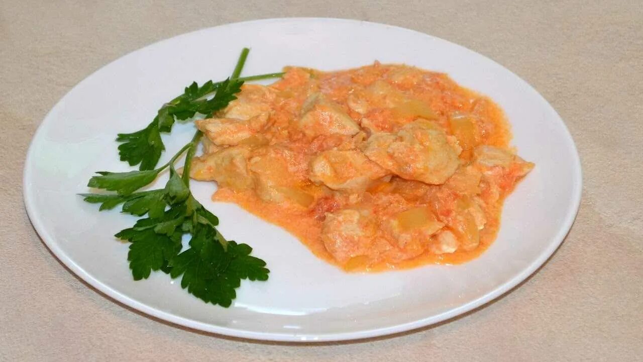 Грудка куриная в томатном соусе на сковороде. Куриное филе в томатно сметанном соусе. куриное филе в томатном соусе. курица в сметанно томатном соусе. тушеное куриное филе в сметанно-томатном соусе..