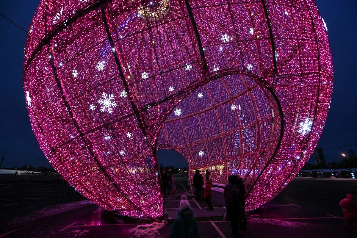 Музей шаров в москве 2024. Светящийся шар Поклонная гора. Самый большой шар на Поклонной горе. Новогодний шар инсталляция. Самый большой новогодний шар в мире.
