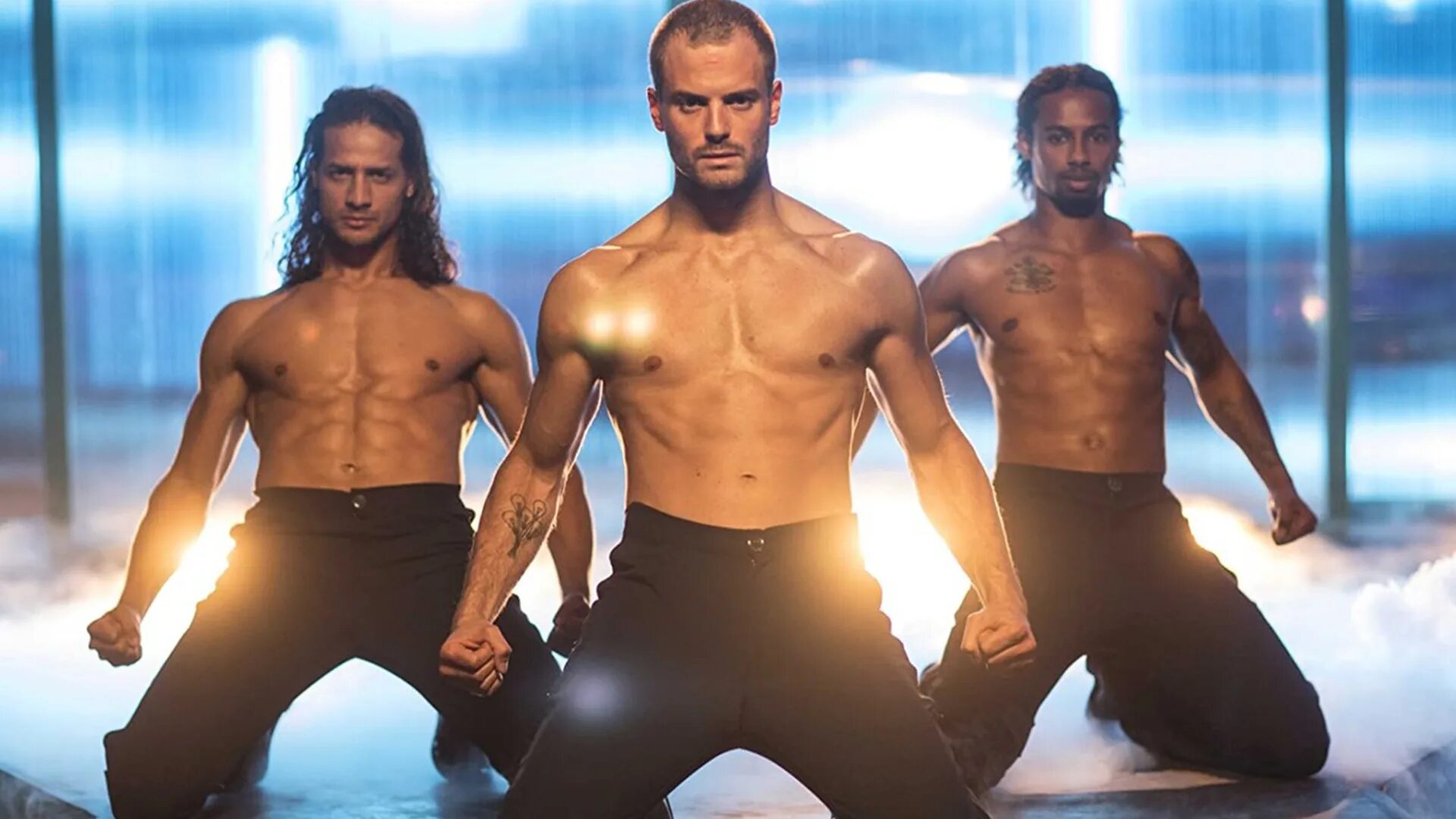 Мэтт бомер супер майк. Парни в майами / onze jongens in miami (2020). Мужской стриптиз фильм. Супер майки фильм 2020. Клипы 2022.