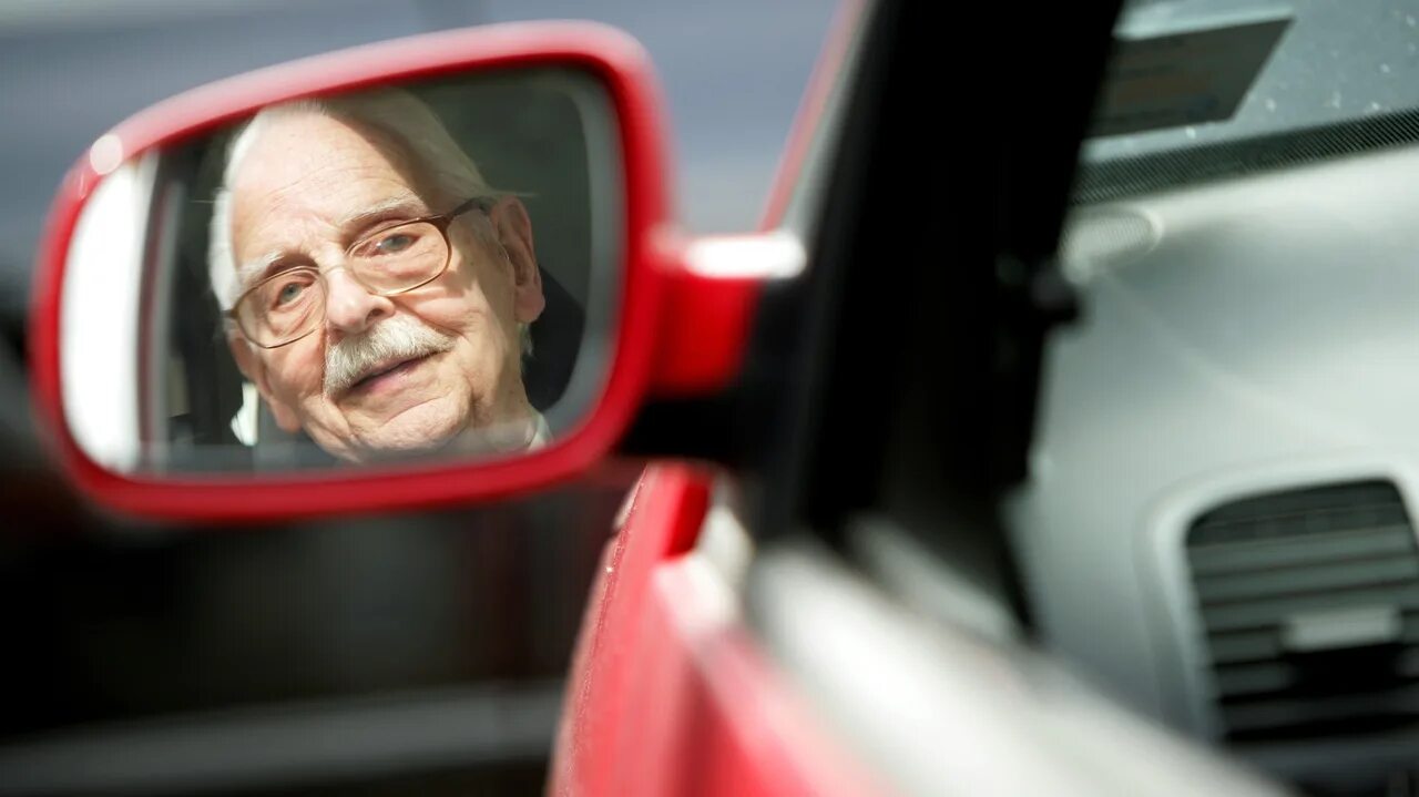 Дедушка за рулем. Пенсионер за рулем. Дедушка в машине. Пенсионерка за рулем.