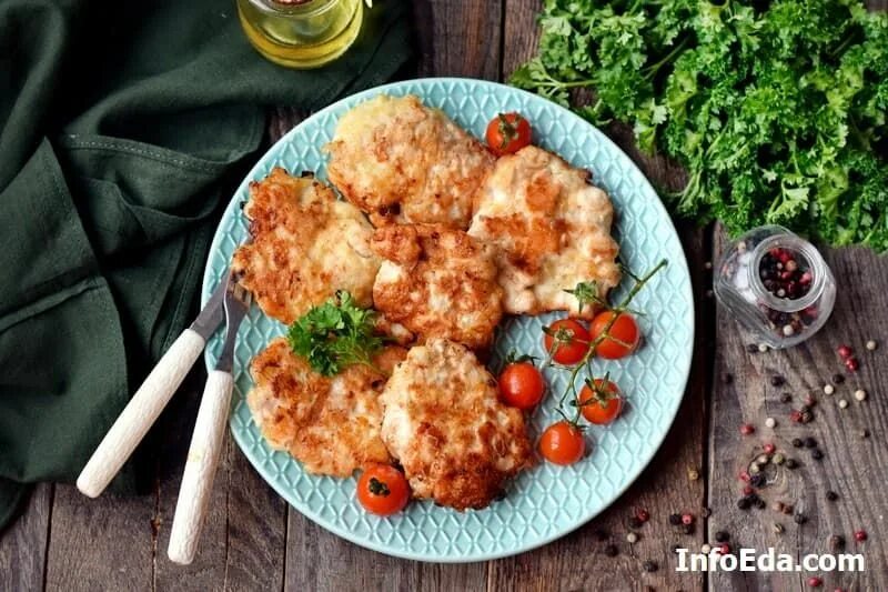 Вкусный рецепт рубленных куриных котлет. Рубленные котлеты с сыром. рубленые куриные котлетки из филе с сыром. котлеты с курицей и сыром. котлеты из куриного филе рубленные с сыром.