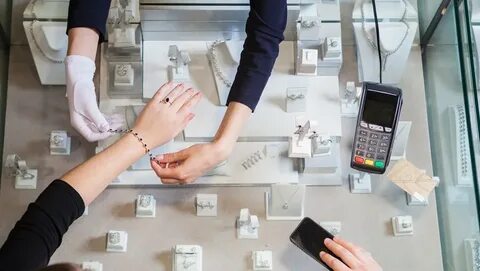 Работать в ювелирном магазине