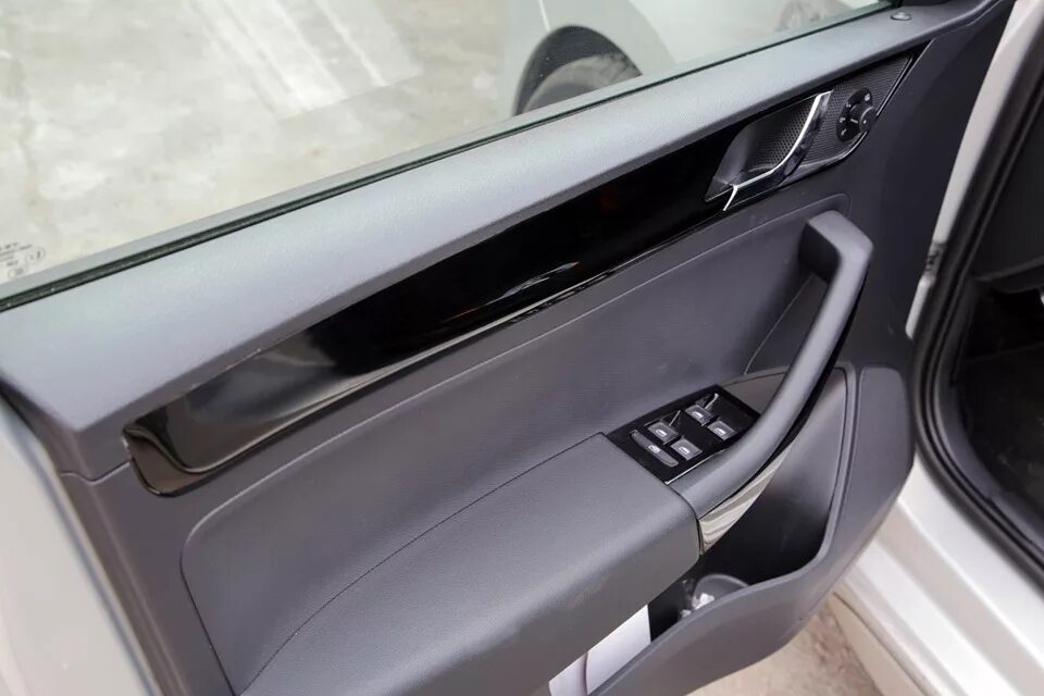 Обшивка двери шкода а7. Skoda rapid вставка в дверь. карта двери skoda rapid. шкода рапид салон двери.