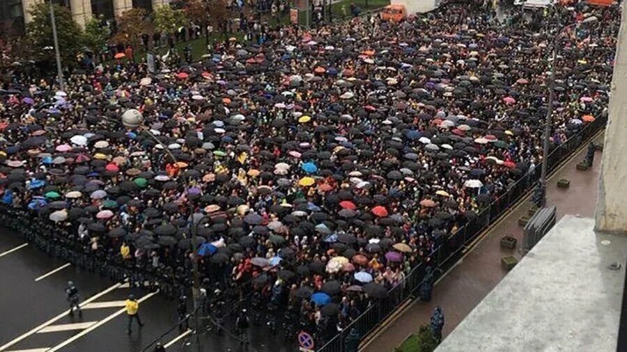 Сегодня видел где. 15000 Человек фото. 20 Тысяч человек. 100 Тысяч человек. 15000 Тысяч человек.