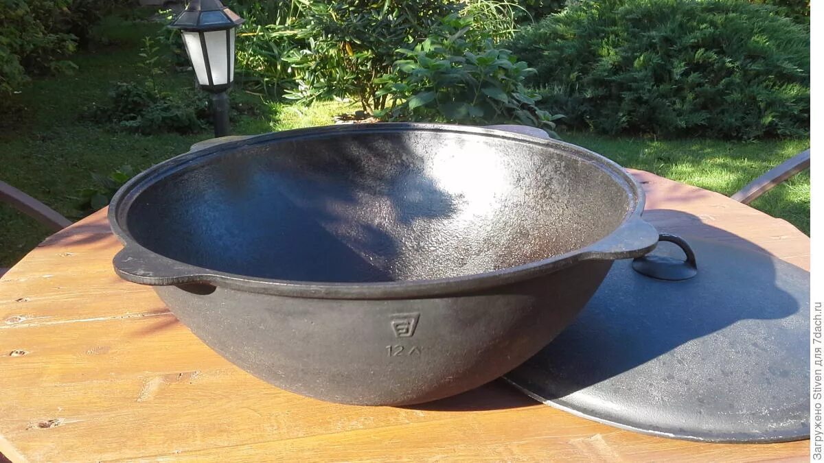 казан 16 литров готовка. прокаленный алюминиевый казан. казан чугунный с печкой. казан плова 16 литров. казан внутри.