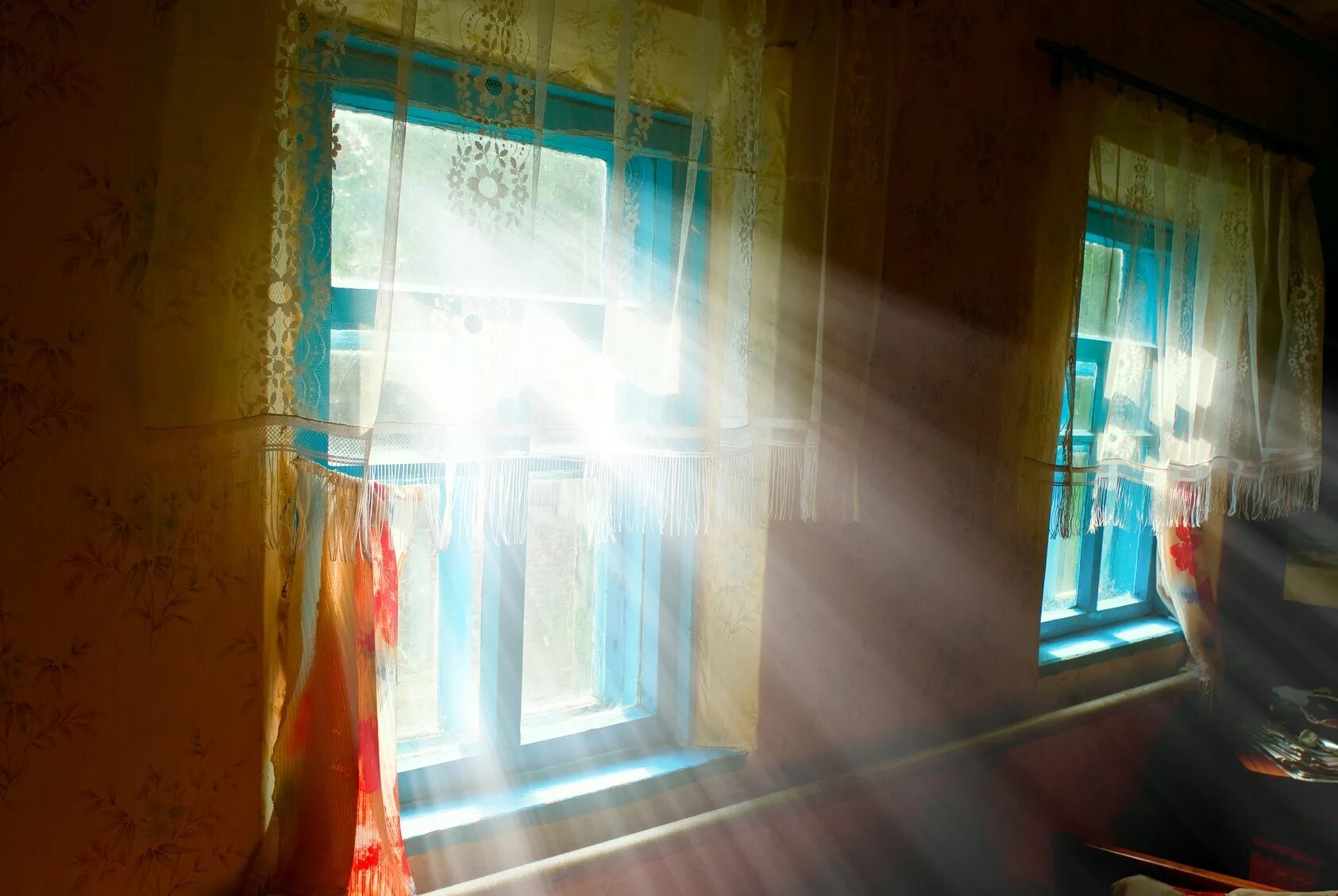 Команат с лучами солнца. Луч света в комнате. Свет через окно в комнату. Свет из окна. Солнечный свет в окно.