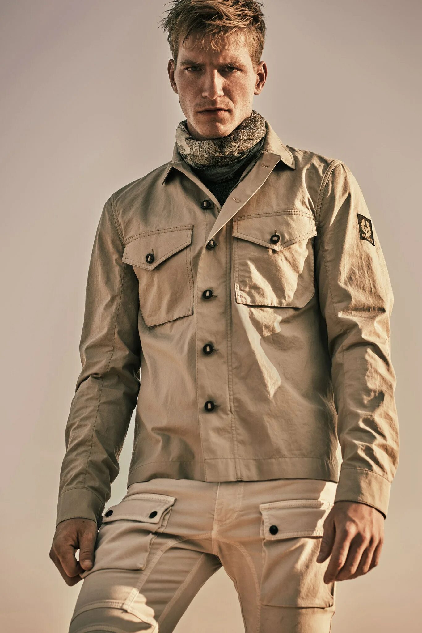 Милитари мужские. Куртка карго милитари мужские. Belstaff outfit. Belstaff бренд. Милитари стиль мужской.