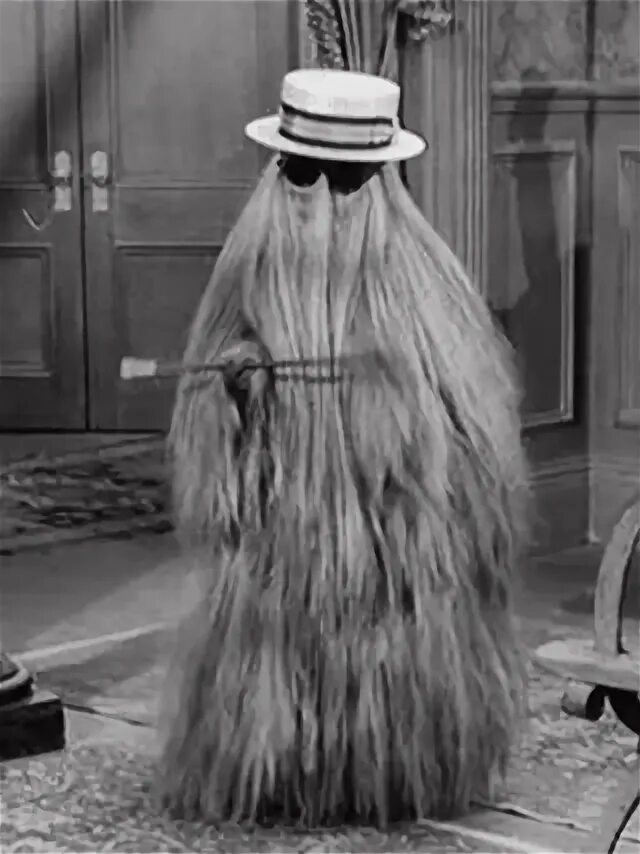 Кузен фото. Ларч из семейки аддамс 1964. Семейка аддамс кузен. Кузен оно из семейки адамс. Волосатый дядюшка из семейки адамс.