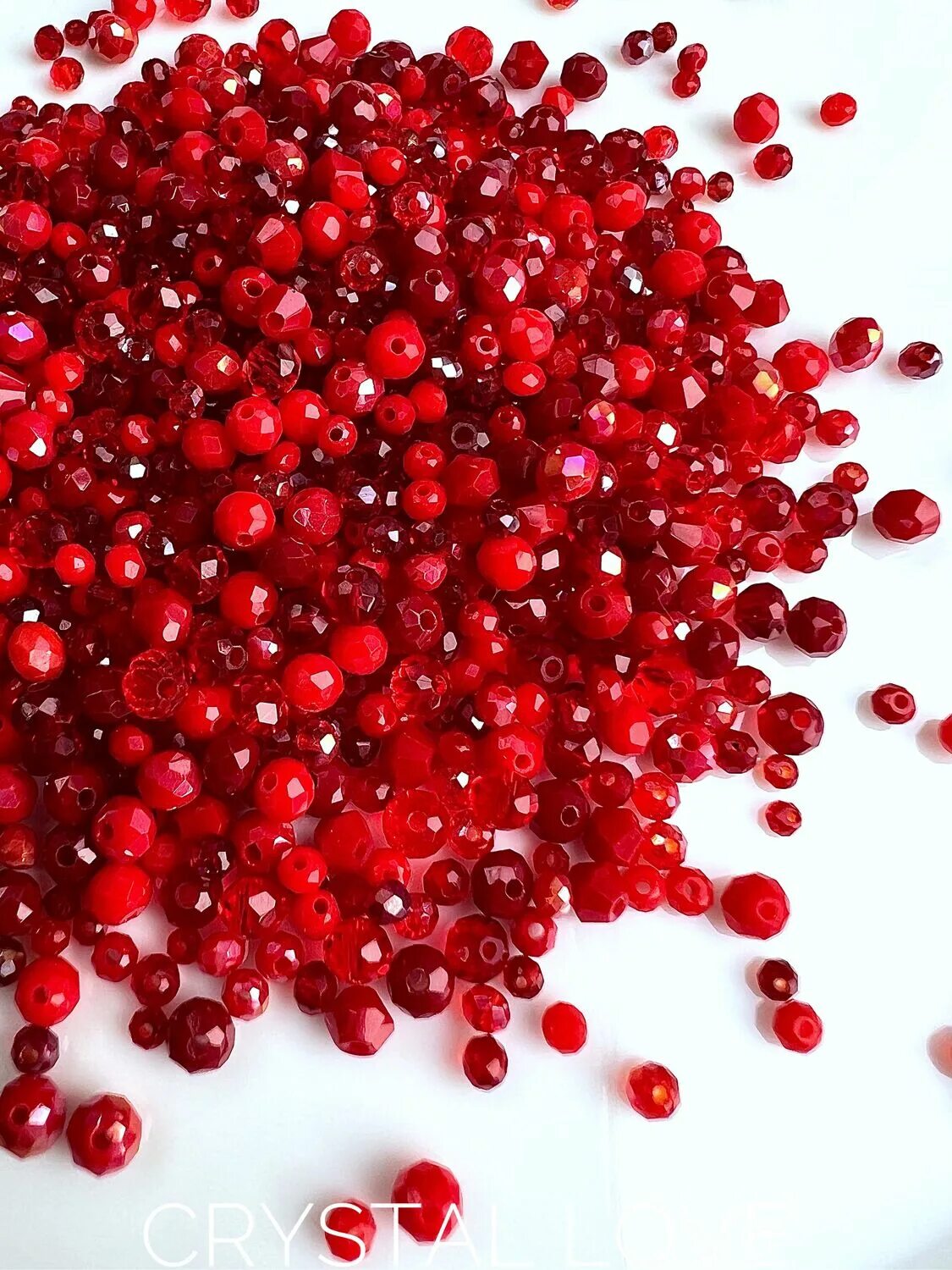 Бусин 1. Пайетки микс. Бусинки белые. Бусина металлическая 1. Бусин 1.