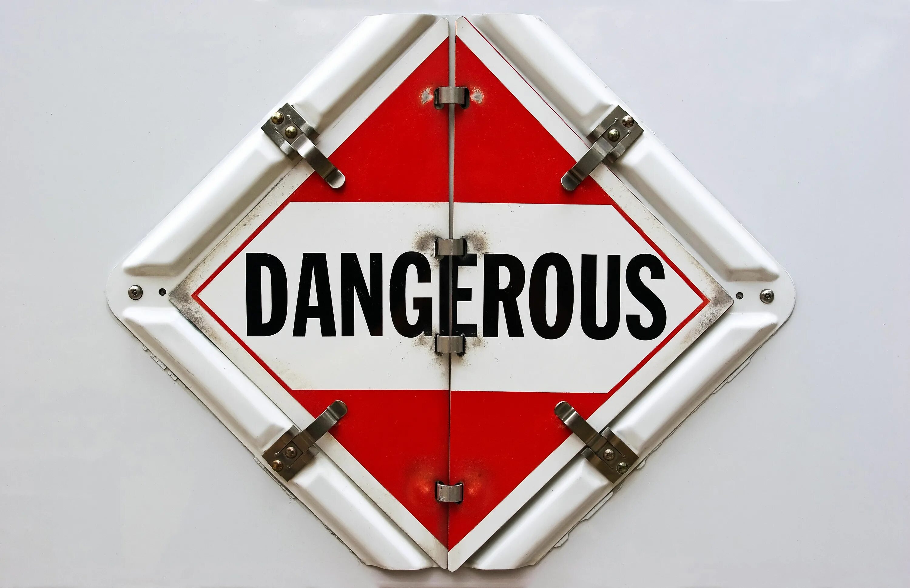 It is dangerous so dangerous. Dangerous картинки. опасный по английскому. опасность на английском. надпись по английски опасность.