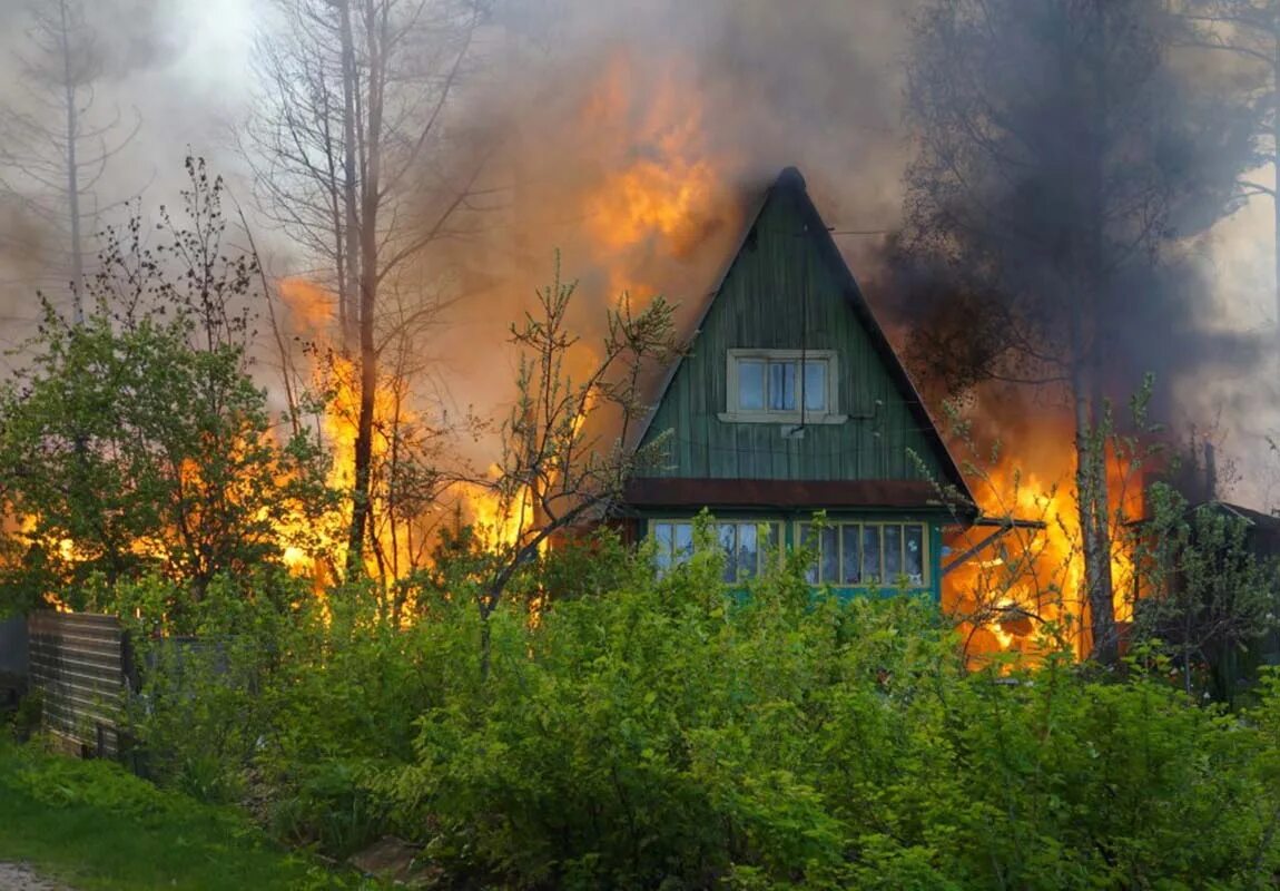 Сгорел дачный. Пожар на дачном участке. Горящий дом. Горит дачный дом. Сгоревший дачный домик.