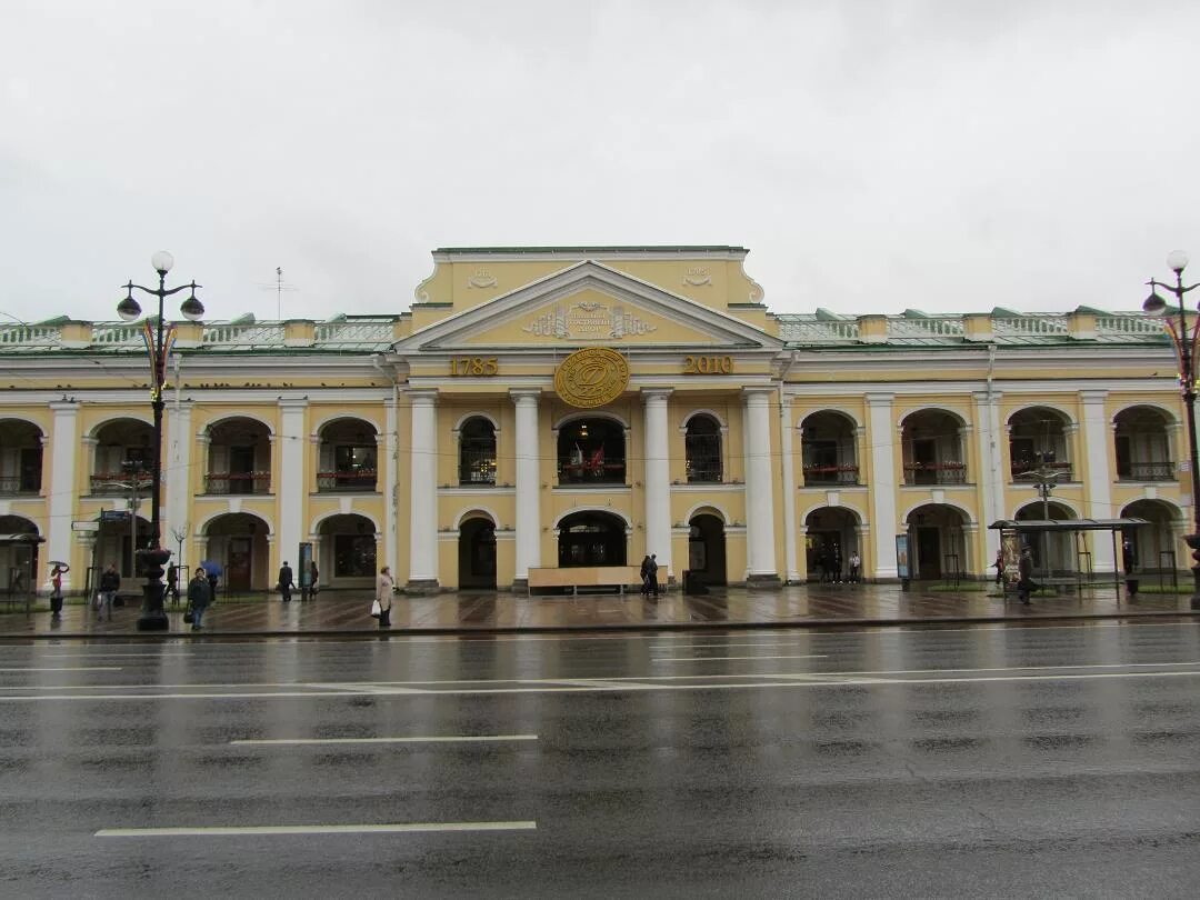 Гостиницы санкт петербурга гостиный двор. Гостиный двор Валлен Деламот. Петербургский Гостиный двор Растрелли. Большой Гостиный двор Санкт Петербург Деламот. Валлен Деламот Гостиный двор на Невском проспекте.