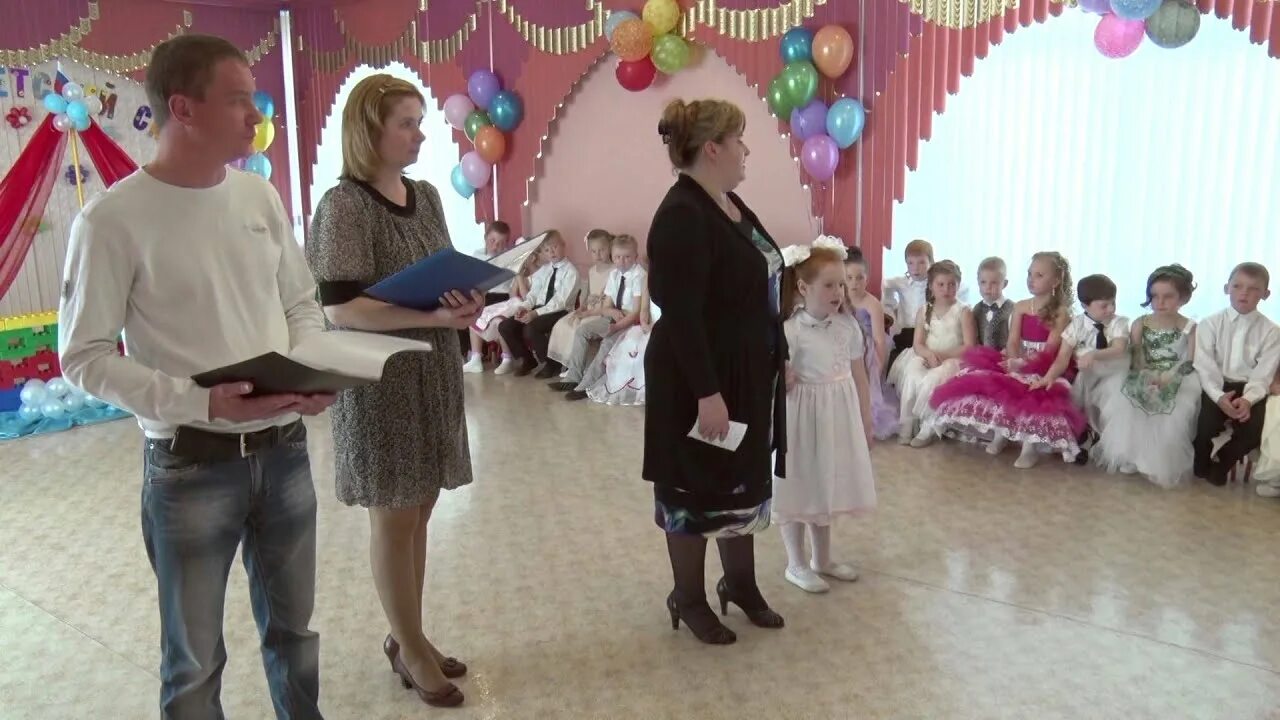 Ответное слово в детском саду необычное. Выпускной в саду родители. Ответное на выпускном в детском детям. Родители на выпускном в детском саду. Выпускной в детском саду с родителями.