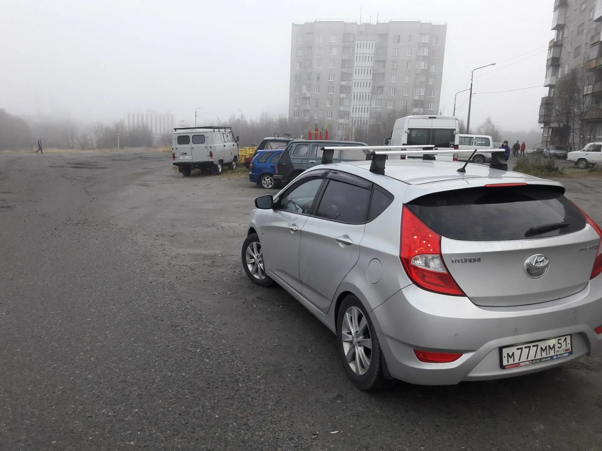 Купить крышу солярис. Солярис хэтчбек с рейлингами. Рейлинги на Hyundai Solaris. Рейлинги на Солярис седан 2011. Хендай Солярис хэтчбек багажник.