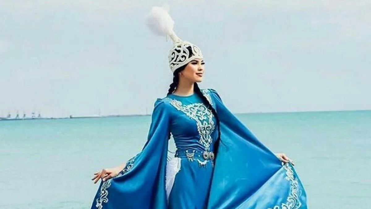 Песня сине синем казахская. Казахские нарядные платья. Национальный казахский костюм женский голубой. Казахский национальный костюм бирюзовый. Национальный костюм. Казахский синего цвета.