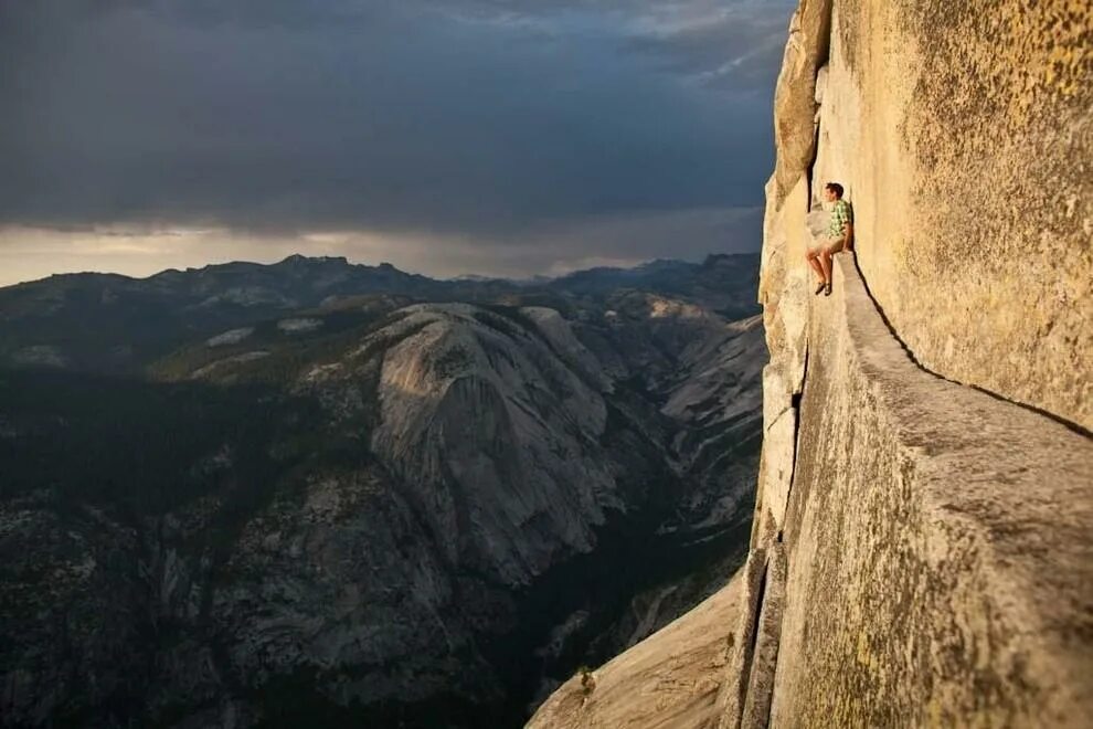 Захватывающие ситуации. Скала Хаф-Доум в парке Йосемити. Alex Honnold. Alex Honnold half Dome. Человек на скале.