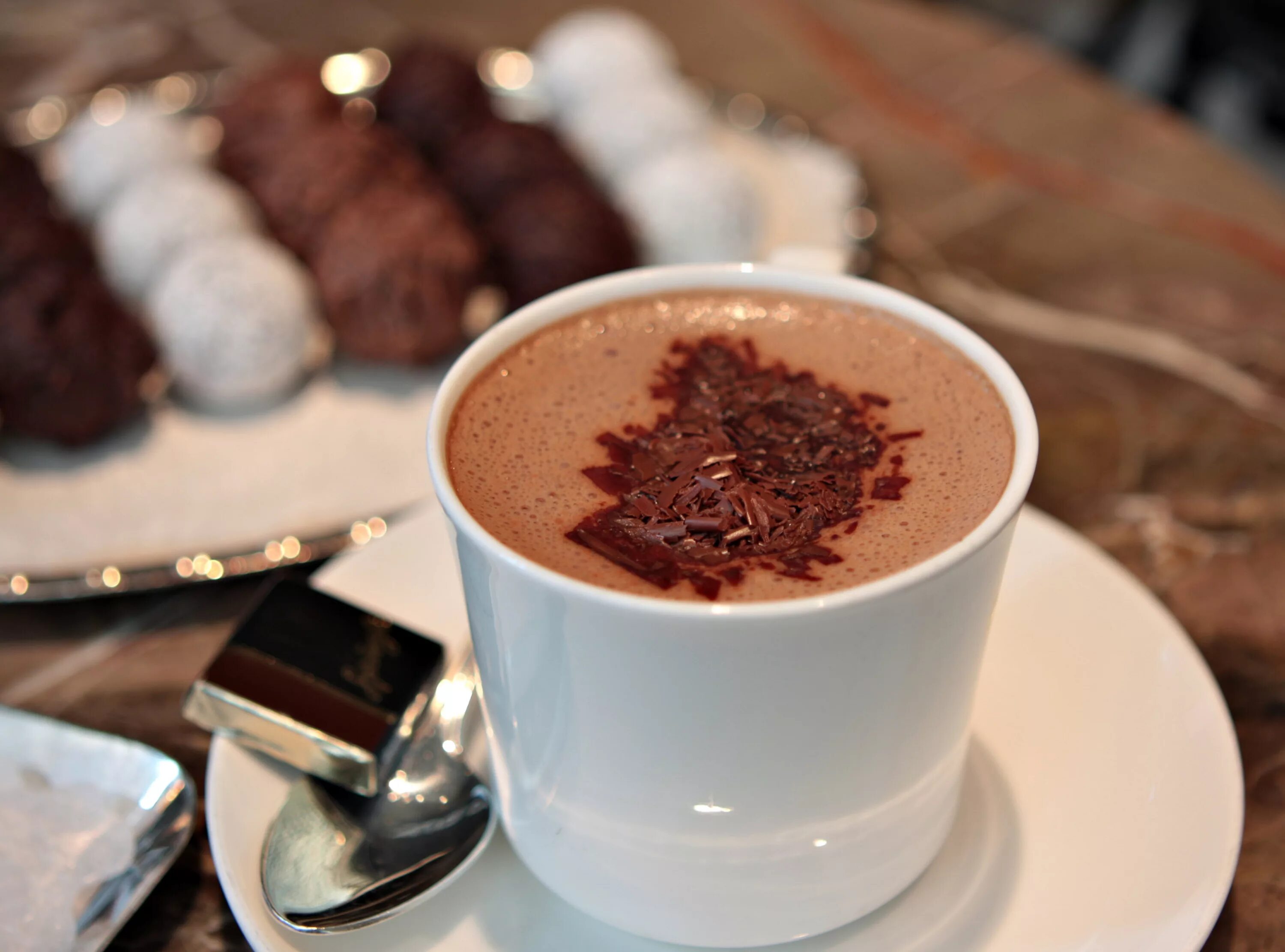 Кофе шоколадом картинки. Кофе и шоколад. Горячий шоколад. Кофе с шакалпд. Подача какао.
