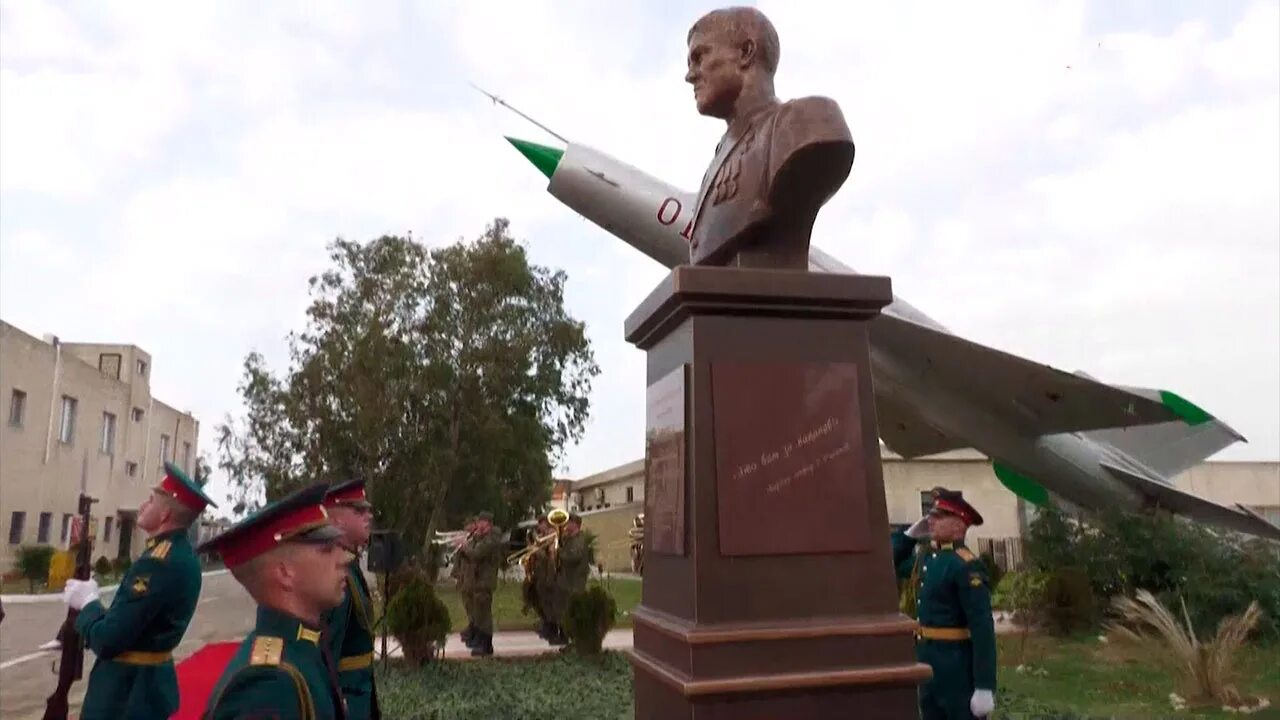 Памятник погибшему в сирии. Памятник роману филиппову.
