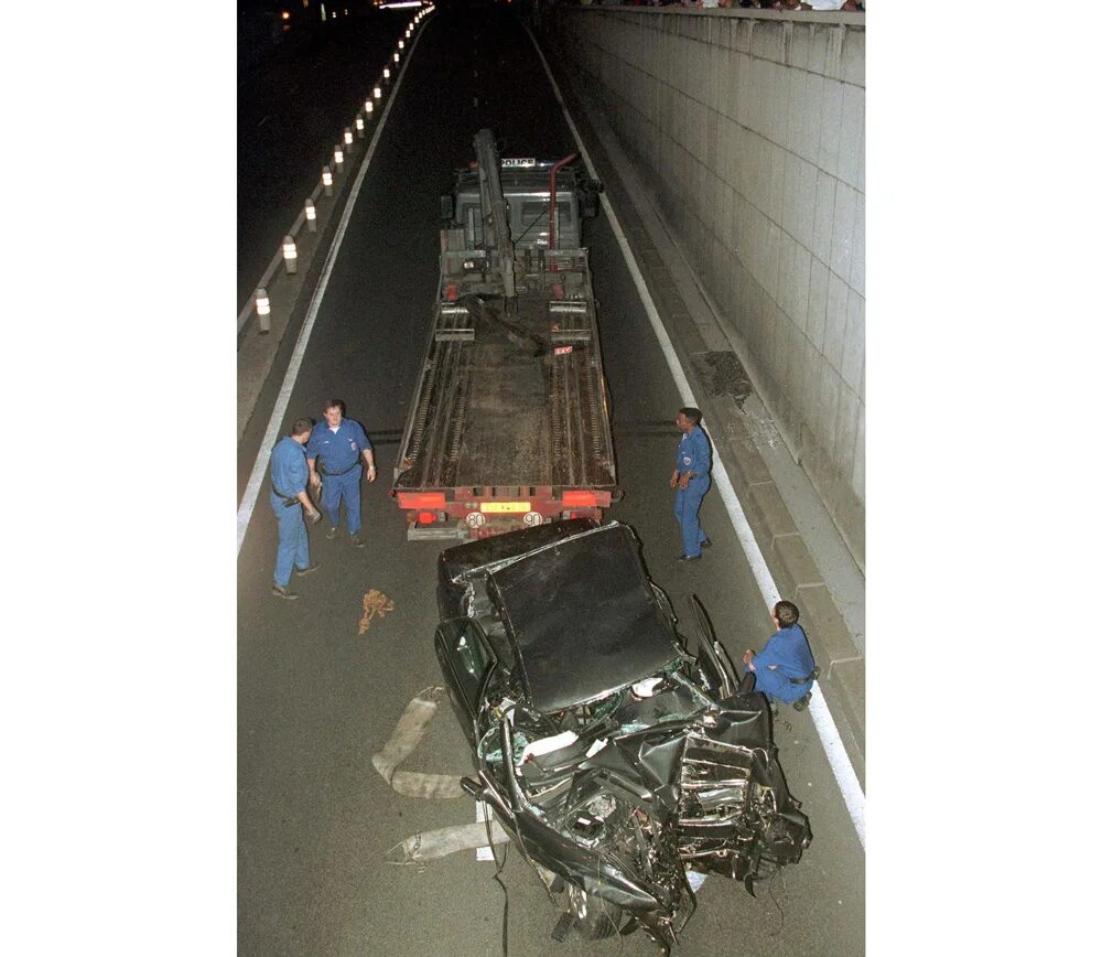 Фото с места аварии дианы. Принцесса диана 140 мерседес. Принцесса диана 31 августа 1997. Принцесса диана авария гибель. 31 августа 1997 года принцесса диана.