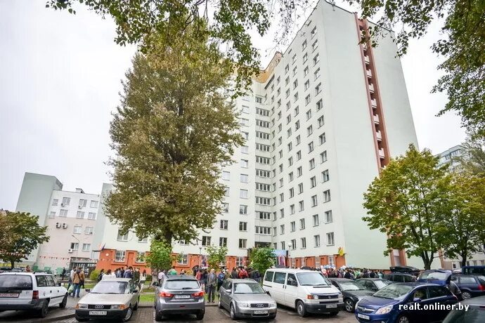 Студентов БГУИР вывели на благоустройство нового общежития