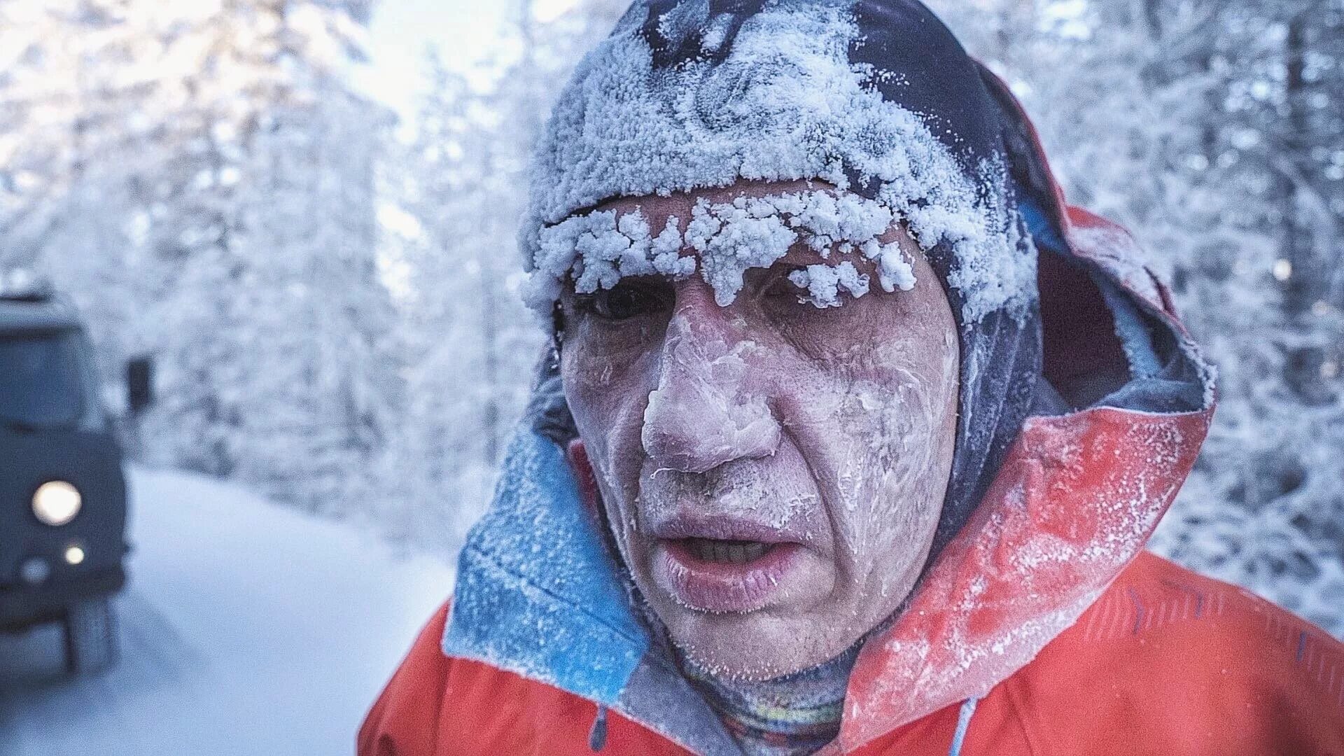 Холодного встречного ветра у лыжников замерзли щеки